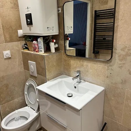 Christmas Market Cozy 1 Bedroom And 1 Convertible Apartment *