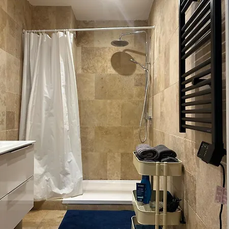 Christmas Market Cozy 1 Bedroom And 1 Convertible