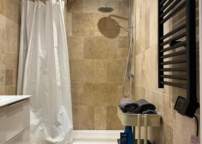 Christmas Market Cozy 1 Bedroom And 1 Convertible